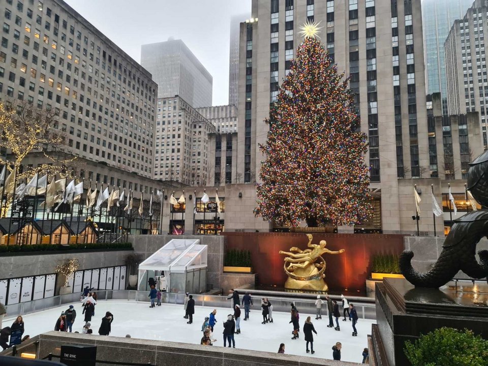κόσμος κάνει πατινάζ στη Νέα Υόρκη