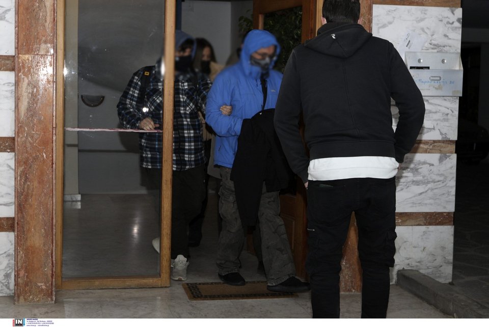 Ο Στάθης Παναγιωτόπουλος, με χειροπέδες, βγαίνει από το σπίτι του μετά την έρευνα / Φωτογραφία: Intimenews / ΚΩΝΣΤΑΝΤΟΠΟΥΛΟΣ ΒΑΣΙΛΗΣ