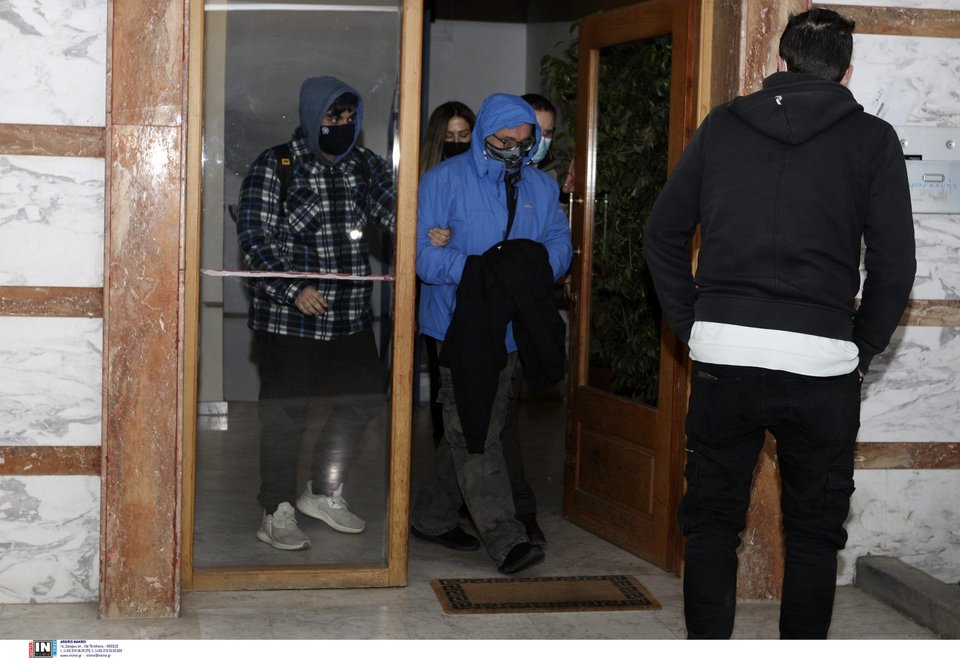 Ο Στάθης Παναγιωτόπουλος, με χειροπέδες, βγαίνει από το σπίτι του μετά την έρευνα / Φωτογραφία: Intimenews / ΚΩΝΣΤΑΝΤΟΠΟΥΛΟΣ ΒΑΣΙΛΗΣ