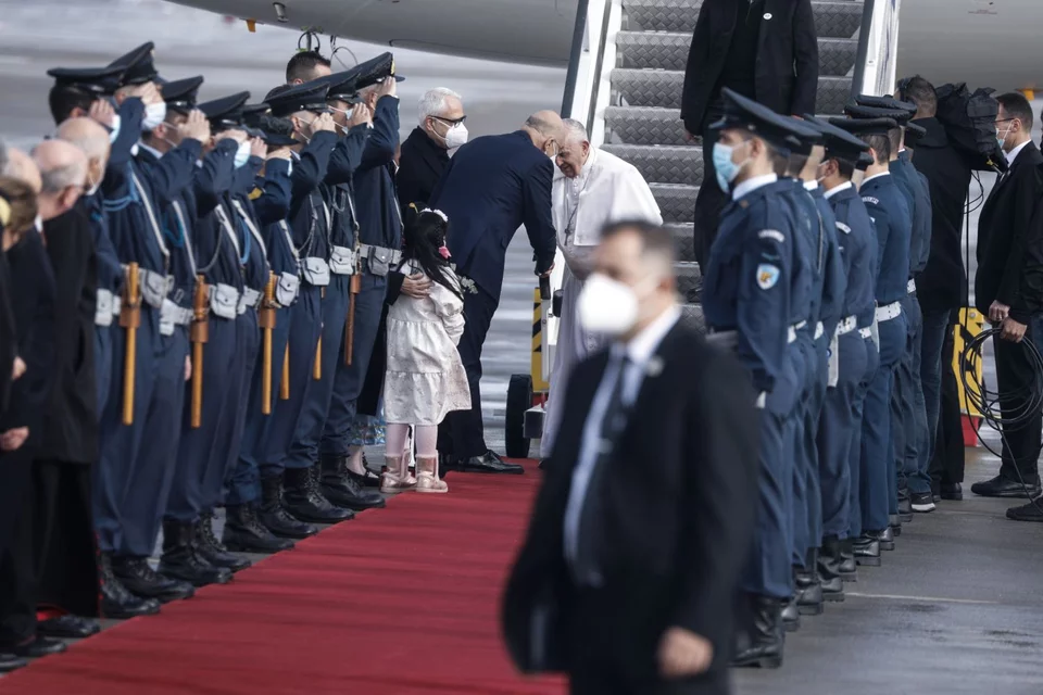 Ο Νίκος Δένδιας υποδέχθηκε τον Πάπα στο αεροδρόμιο