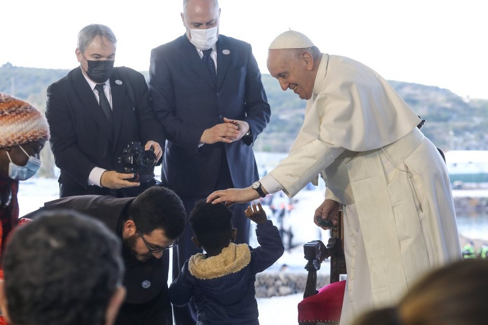 O Πάπας Φραγκίσκος με προσφυγόπουλα στη Μυτιλήνη/ Φωτογραφία: Eurokinissi
