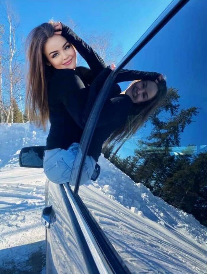 Οι χρήστες των μέσων κοινωνικής δικτύωσης παρατήρησαν ότι αυτή η γυναίκα, που πιστεύεται ότι κατοικεί στη Βόρεια Αμερική, φαινόταν εντελώς διαφορετική από το είδωλό της