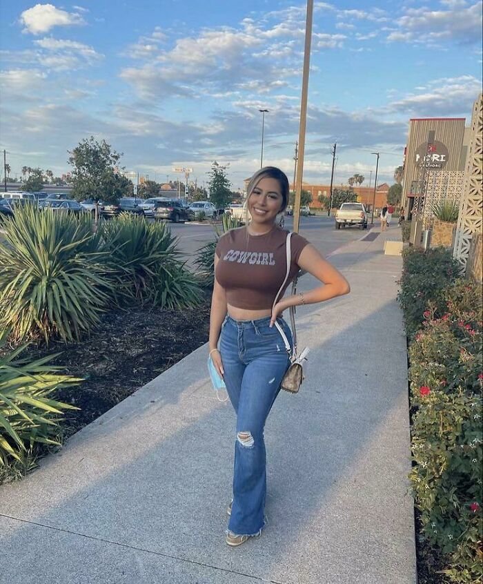 Αυτή η Instagrammer, που πιστεύεται ότι είναι στις ΗΠΑ, έκανε το κλασικό λάθος επεξεργασίας να επεξεργάζεται κατά λάθος ευθείες γραμμές, ώστε να φαίνονται καμπύλες