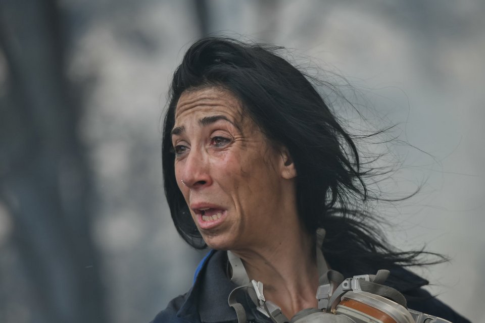 Η Κατερίνα Ιωαννίδου στην πυρκαγιά στην Βορειοανατολική Αττική, Παρασκευή 6 Αυγούστου 2021. (EUROKINISSI/ ΤΑΤΙΑΝΑ ΜΠΟΛΑΡΗ)