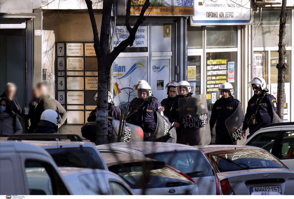 Αγρια συμπλοκή μεταξύ Ρομά έξω από τα δικαστήρια Θεσσαλονίκης / Φωτογραφία: INTIMENEWS