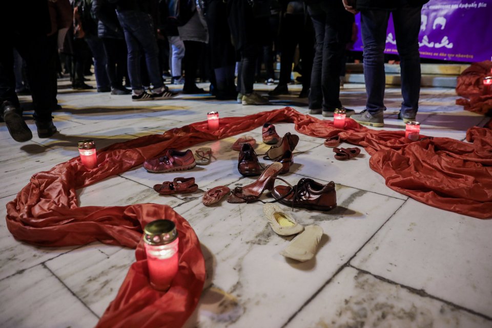 ΣΥΓΚΕΝΤΡΩΣΗ ΚΑΤΑ ΤΩΝ ΓΥΝΑΙΚΟΚΤΟΝΙΩΝ ΣΤΟ ΣΥΝΤΑΓΜΑ