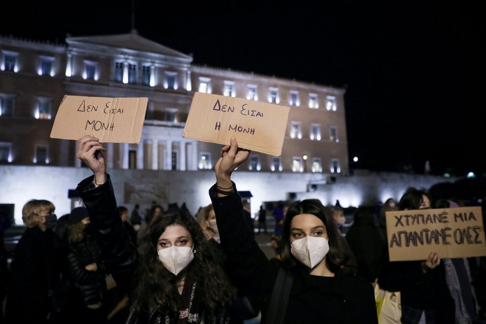 ΣΥΓΚΕΝΤΡΩΣΗ ΚΑΤΑ ΤΩΝ ΓΥΝΑΙΚΟΚΤΟΝΙΩΝ ΣΤΟ ΣΥΝΤΑΓΜΑ