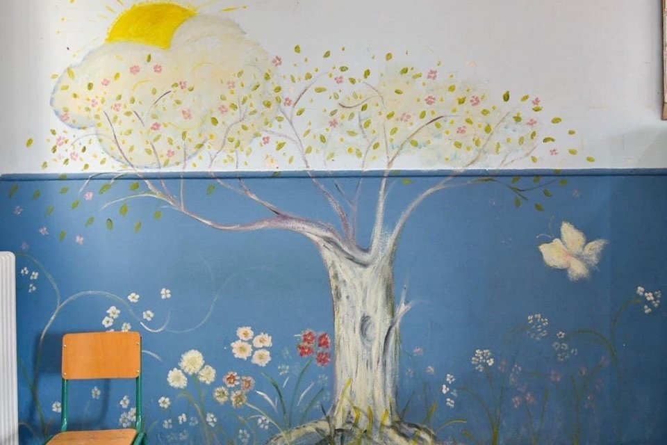 Καθαρίστρια μεταμόρφωσε σχολείο της Αθήνας σε έργο τέχνης -Ζωγράφισε τους  τοίχους μέσα στην καραντίνα | ΕΛΛΑΔΑ | iefimerida.gr