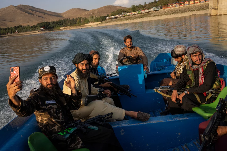 Μαχητές των Ταλιμπάν επιβαίνουν σε βάρκα στο φράγμα Qargha έξω από την Καμπούλ του Αφγανιστάν, στις 24 Σεπτεμβρίου 2021. Φωτογραφία: AP Photo/Bernat Armangue