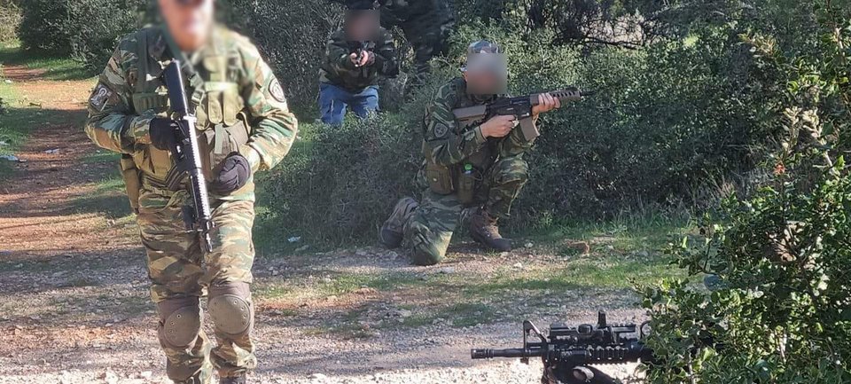 Θεματοφύλακες του Συντάγματος με όπλα