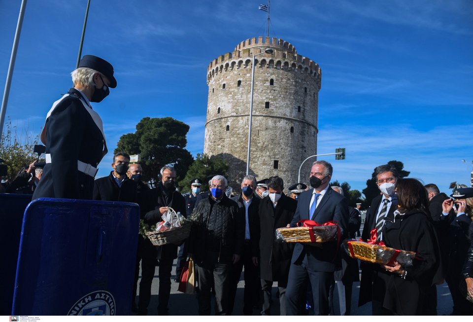 Δώρα και ευχές στους τροχονόμους της Λεωφόρου Νίκης στη Θεσσαλονίκη
