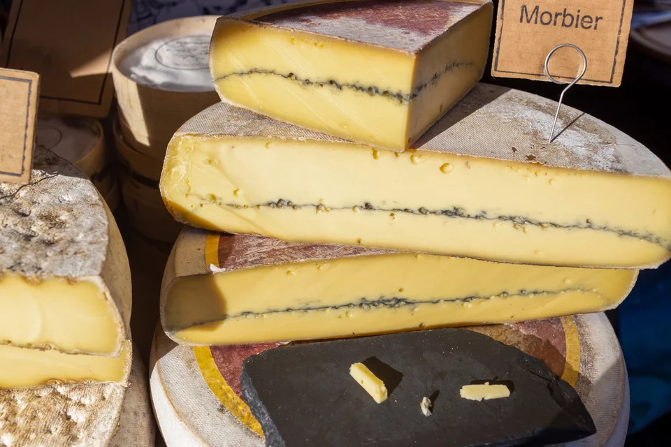 Το τυρί Morbier με τη στάχτη στο εσωτερικό του 