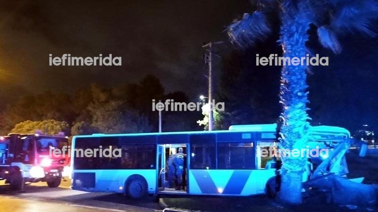 τροχαίο, Λεωφορείο έπεσε πάνω σε φοίνικα στην παραλιακή