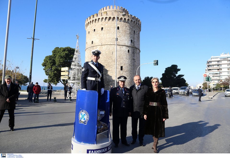 τροχονόμος σε βαρέλι στη Θεσσαλονίκη μπροστά από τον Λευκό Πύργο