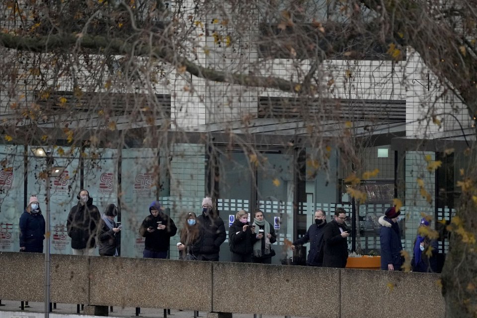 ουρές έξω από τα εμβολιαστικά κέντρα στη Βρετανία