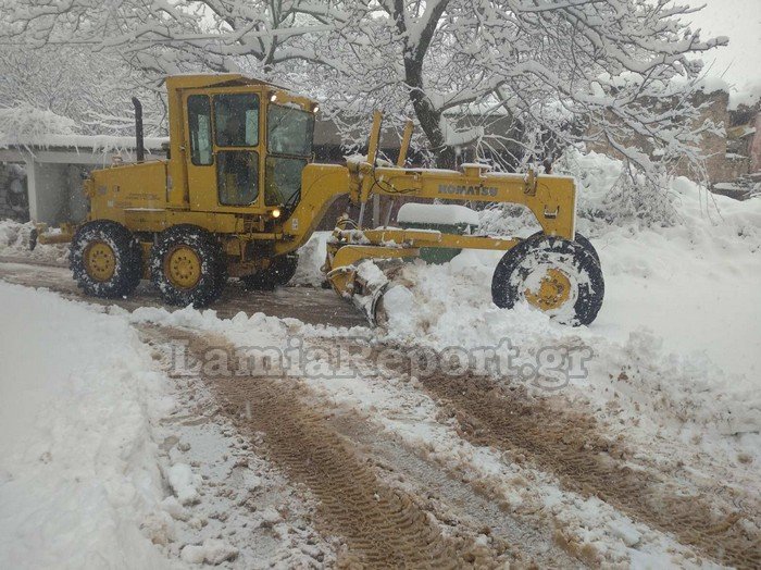Προσπάθειες να ανοιχτούν οι δρόμοι από το χιόνι/ Φωτογραφία: LamiaReport