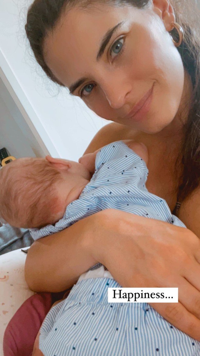 H Χριστίνα Μπόμπα αγκαλιά με το μωρό της