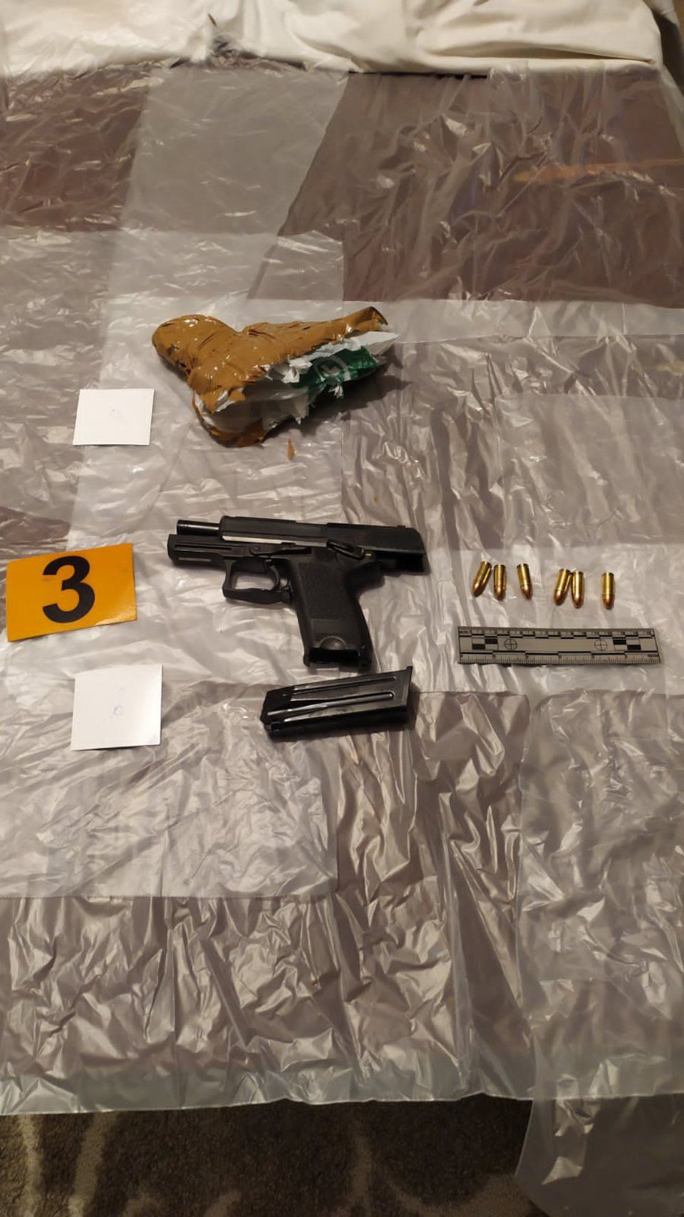 Τα ευρήματα της ΕΛ.ΑΣ. σε σπίτι στο Ζεφύρι