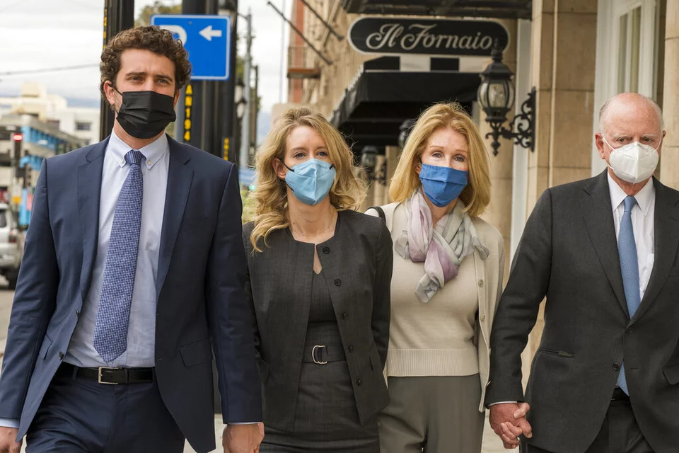 Η Ελίζαμπεθ Χολμς φεύγει από το ομοσπονδιακό δικαστήριο στο Σαν Χοσέ της Καλιφόρνια πιασμένη χέρι - χέρι με τον σύζυγό της, Μπίλι Έβανς και τους γονείς της