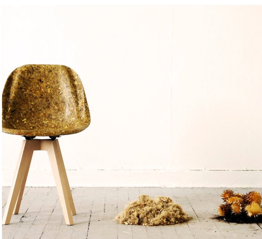 Η Αrtichair που βασικό της υλικό είναι η ελληνική άγρια αγκινάρα που με ειδική επεξεργασία μετατρέπεται σε ένα είδους «οικολογικού πλαστικού» / Locul Design