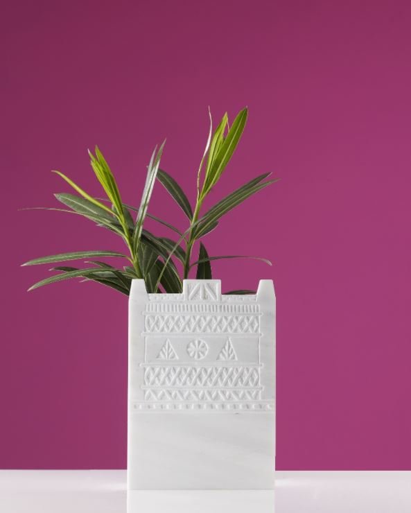 Βάζο με έμπευση από τους περιστεριώνες των Κυκλάδων. Κατασκευασμένο αποκλειστικά από μάρμαρο. Στο Πωλητήριο του Μουσείου Κυκλαδικής Τέχνης