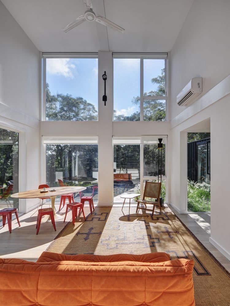 Design, φως και διπλάσιο ύψος κυριαρχούν στο σαλόνι και σε κάνουν να ξεχνάς ότι βρίσκεσαι μέσα σε ένα κοντέινερ - Φωτόγραφία: MB Αrchitecture