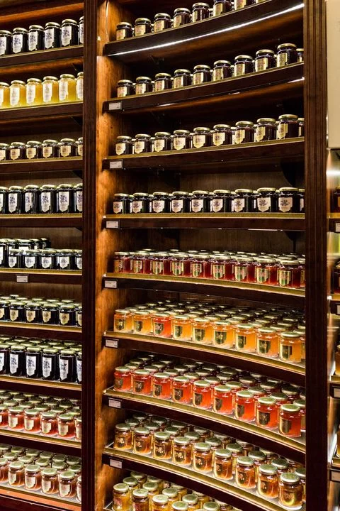 Mέρος του τοίχου που ειναι γεμάτος με τις μαρμελάδες Fortnum &amp; Mason