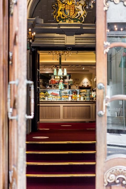 Μπαίνοντας στο θρυλικό κατάστημα της 181 Piccadilly