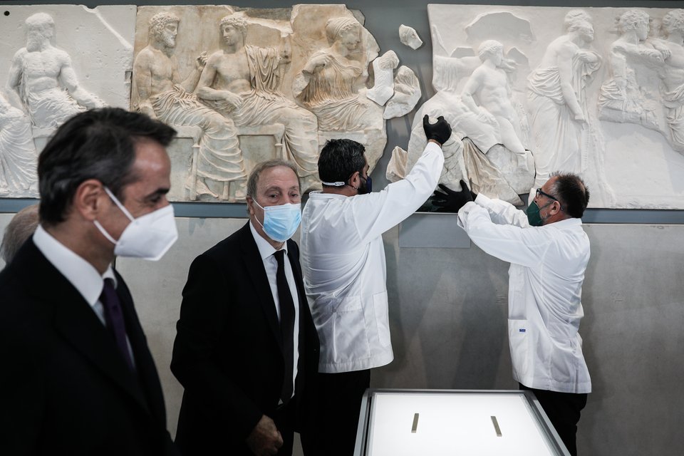 Ο πρωθυπουργός Κυριάκος Μητσοτάκης και ο γενικός διευθυντής του Μουσείου της Ακρόπολης Νίκος Σταμπολίδης κατά την τοποθέτηση του θραύσματος Fagan / Eurokinissi: Γιώργος Κονταρίνης