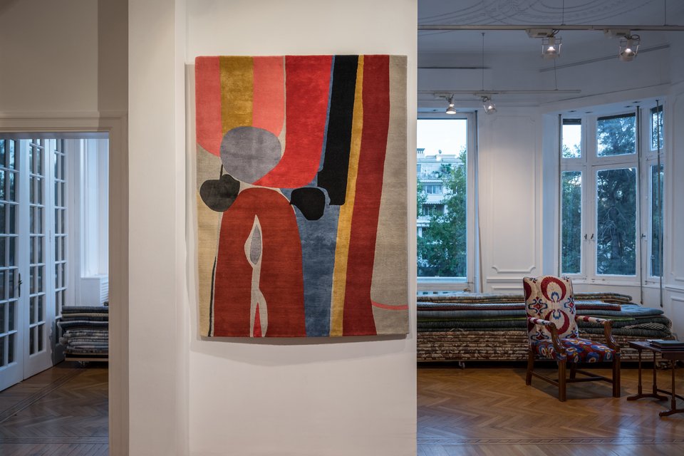 To «Αrizona Curbe» του Φίλιππου Θεοδωρίδη. Μετάξι και μαλλί. Διαστάσεις 1,35χ1,80 μ. Στον πρώτο όροφο, εκεί που βρίσκεται το show room του οίκου Σουτζόγλου με τα χειροποίητα χαλιά. / Γιώργος Σφακιανάκης