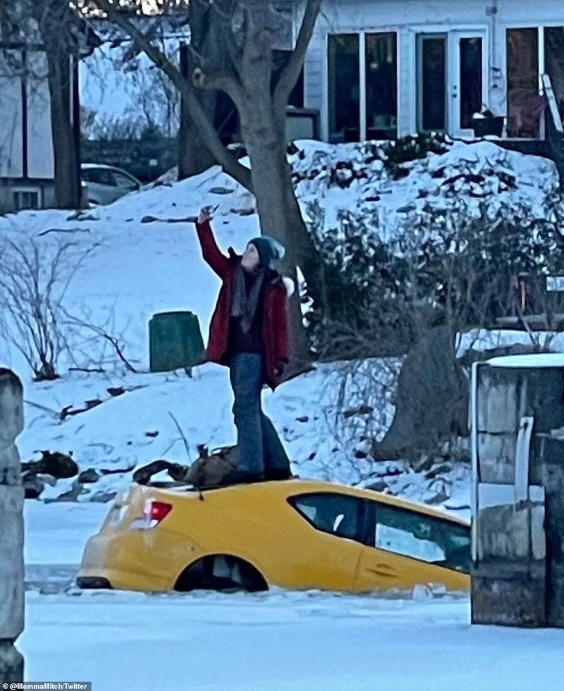 Η νεαρή ποζάρει για selfie ενώ το αμάξι της βυθίζεται