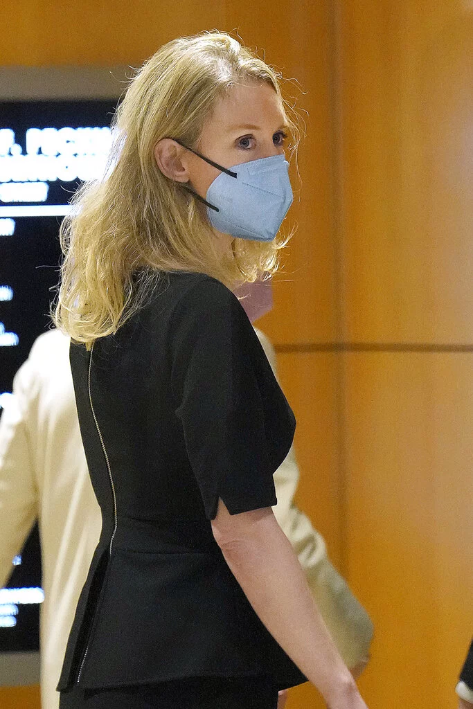 η Ελίζαμπεθ Χολμς με μάσκα