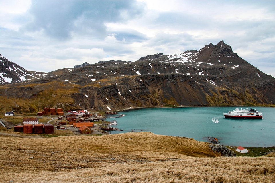 Το Grytviken είναι ένας οικισμός στο νησί της Νότιας Γεωργίας, μέρος μιας Βρετανικής Υπερπόντιας Επικράτειας στον Νότιο Ατλαντικό