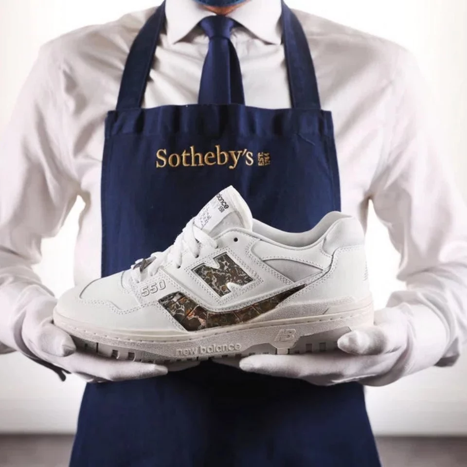 To μοντέλο Dibiasky της New Balance που είναι επενδυμένο με πετρώματα από αληθινό μετεωρίτη πωλήθηκε σε δημοπρασία του οίκου Sotheby's έναντι 10.000 λιρών. Είναι το πιο ακριβό αθλητικό παπούτσι που έχει φτιαχτεί ποτέ στον κόσμο.