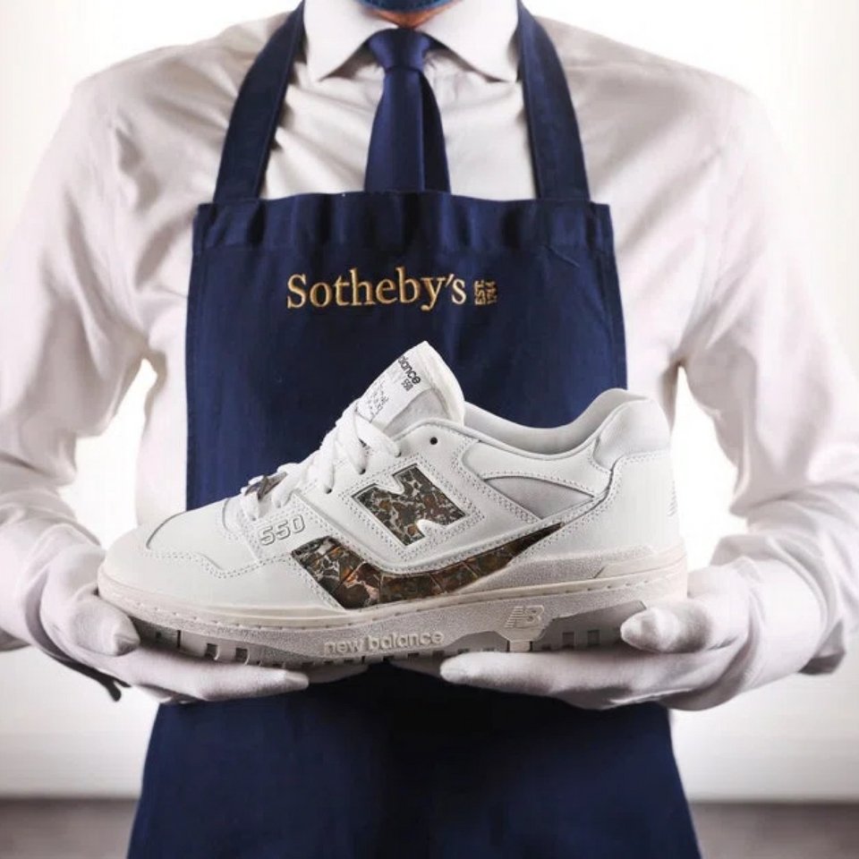 To μοντέλο Dibiasky της New Balance που είναι επενδυμένο με πετρώματα από αληθινό μετεωρίτη πωλήθηκε σε δημοπρασία του οίκου Sotheby's έναντι 10.000 λιρών. Είναι το πιο ακριβό αθλητικό παπούτσι που έχει φτιαχτεί ποτέ στον κόσμο. 