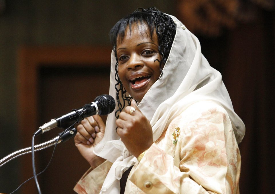 Η Mildred Muhammad, σύζυγος του ελεύθερου σκοπευτή της DC, John Allen Muhammad σε ένα σεμινάριο ενδοοικογενειακής βίας