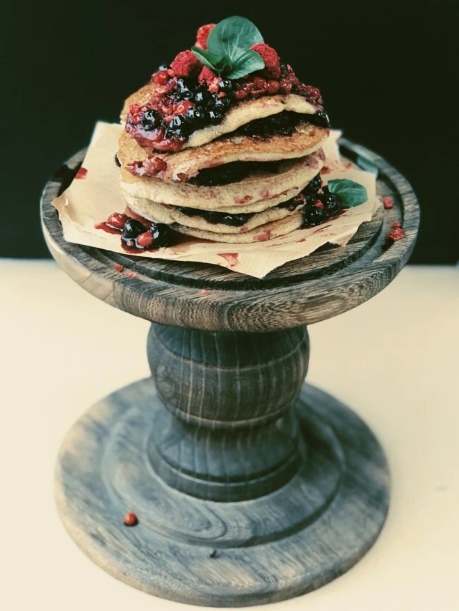 Εύκολη και γρήγορη συνταγή για vegan pancakes από το blog The Vegan Fairies.