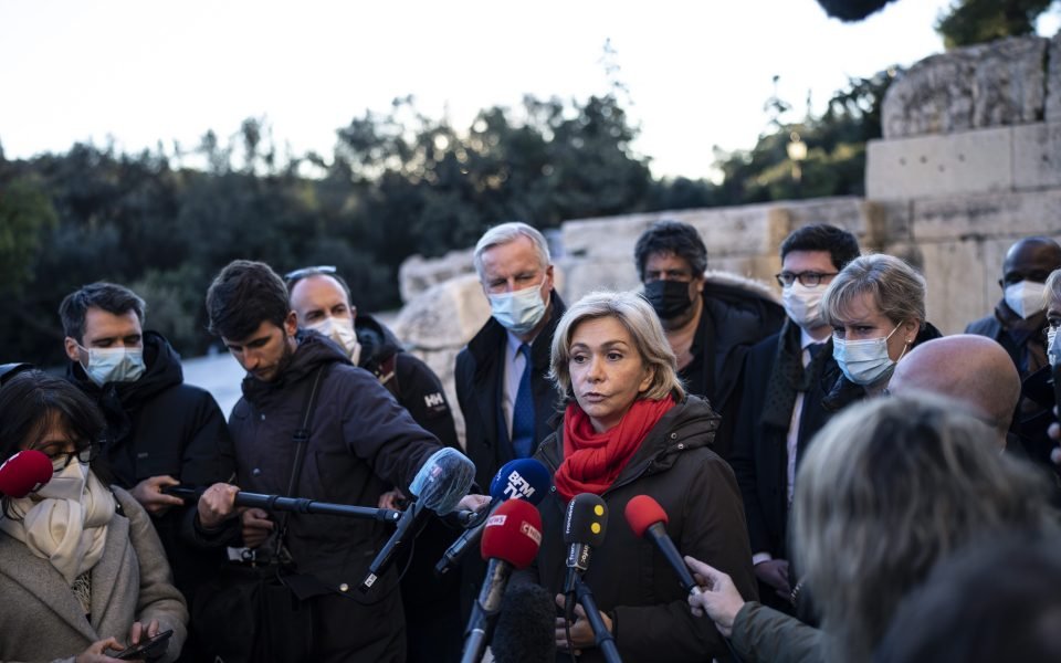 Η Βαλερί Πεκρές μπροστά στα Ηρώδειο/Φωτογραφία ΑΡ