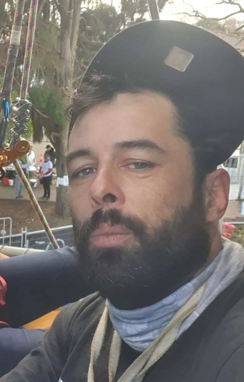 O 40χρονος νόμιζε ότι το αυτί του είχε βουλώσει από νερό μετά από μια βουτιά σε πισίνα της γειτονιάς του