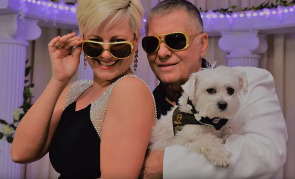 Η Μαρία Καρρά, ο Γιώργος Τράγκας και ο σκύλος Αστερίξ στο εκκλησάκι του Λας Βέγκας όπου έγινε η ανανέωση του γάμου τους / Φωτογραφία: YouTube