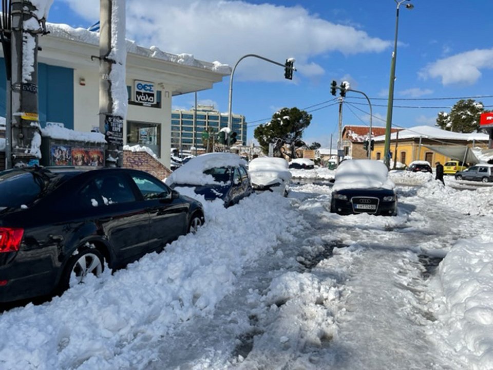Οχήματα παρκαρισμένα ακόμα και στη μέση του δρόμου, στην Αγία Παρασκευή.