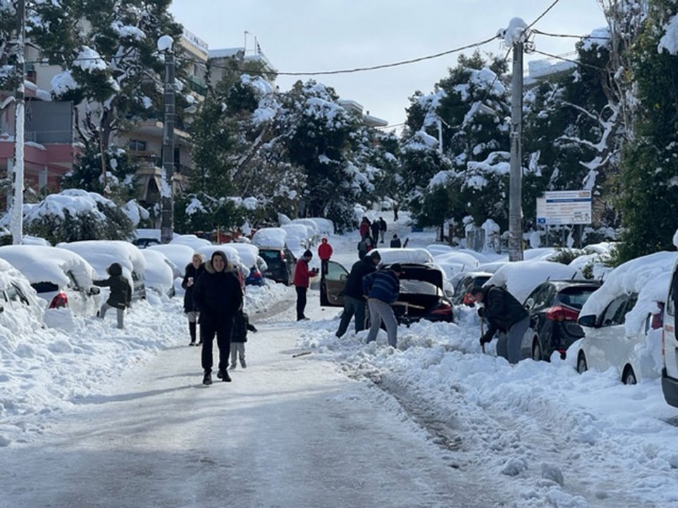 Οδός Ηπείρου, Αγία Παρασκευή, οδηγοί με φτυάρια προσπαθούν να παραλάβουν τα οχήματά τους.