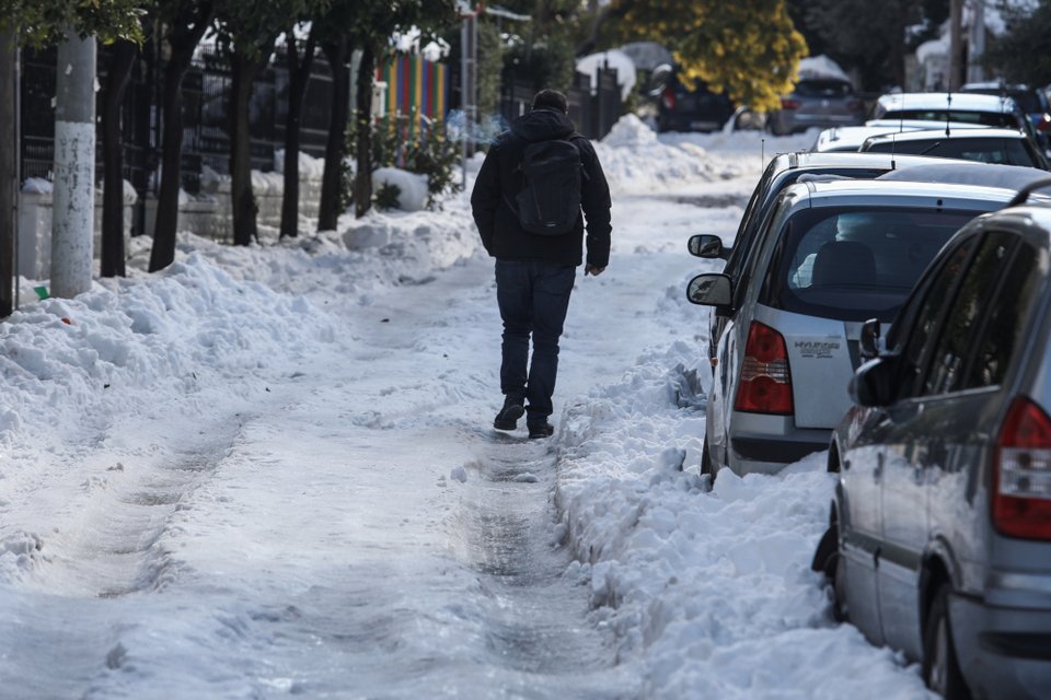 Το χιόνι «παραλύει» την Αττική για τέταρτη ημέρα