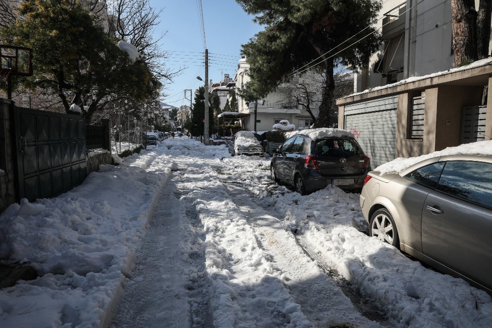Το χιόνι «παραλύει» την Αττική για τέταρτη ημέρα