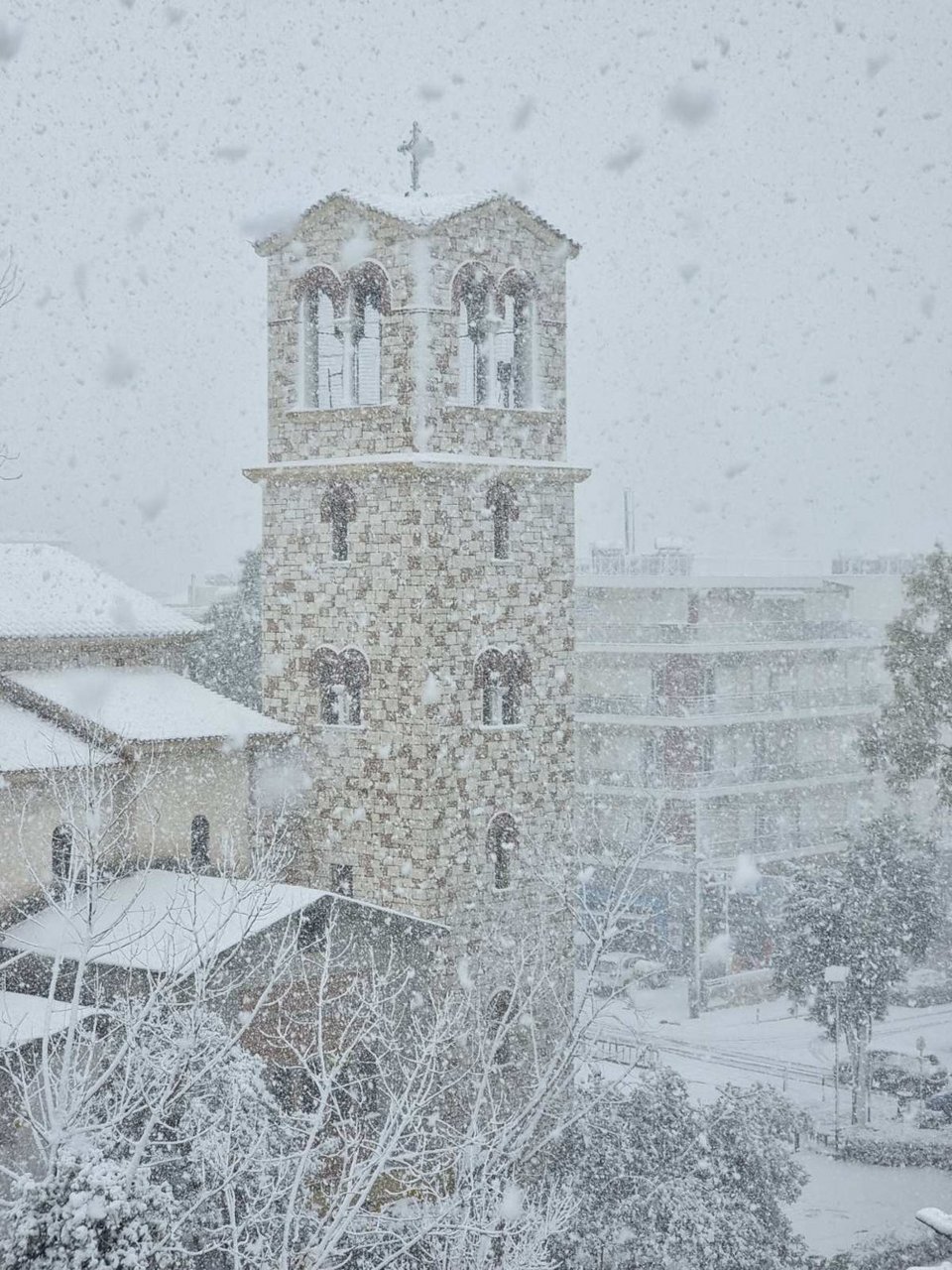 Η κακοκαιρία «Ελπίς» πλήττει και τη Γλυφάδα