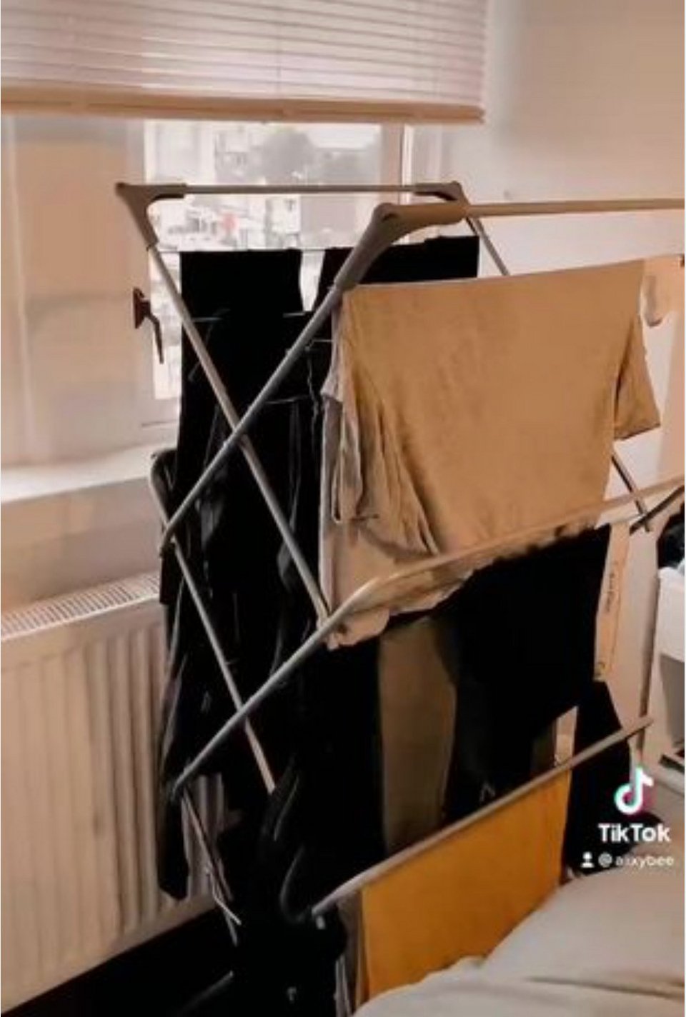 Η απλώστρα δίπλα στο καλοριφέρ χωρίς την... πατέντα