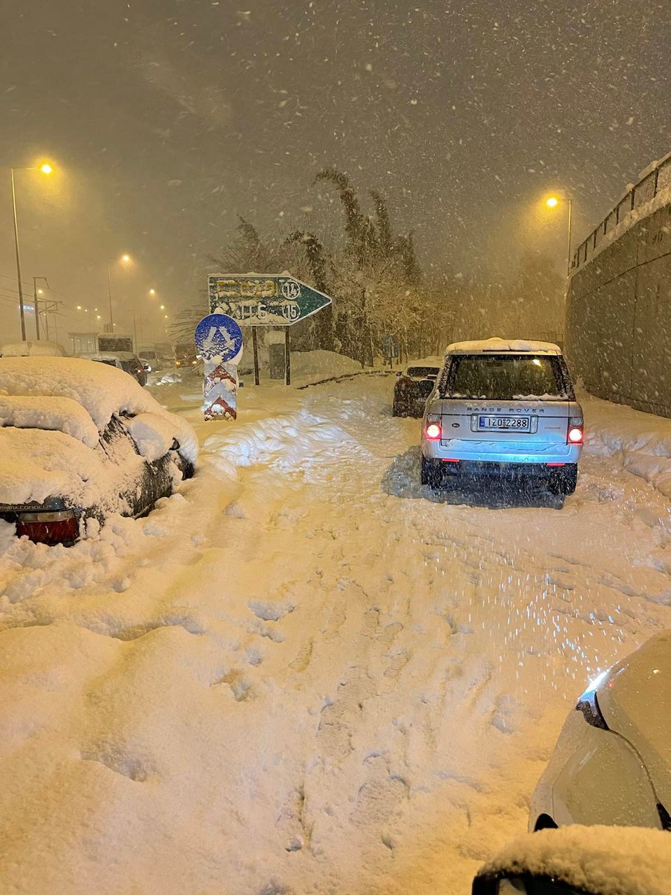 Εγκλωβισμένα αυτοκίνητα στην Αττική Οδό λόγω του χιονιά