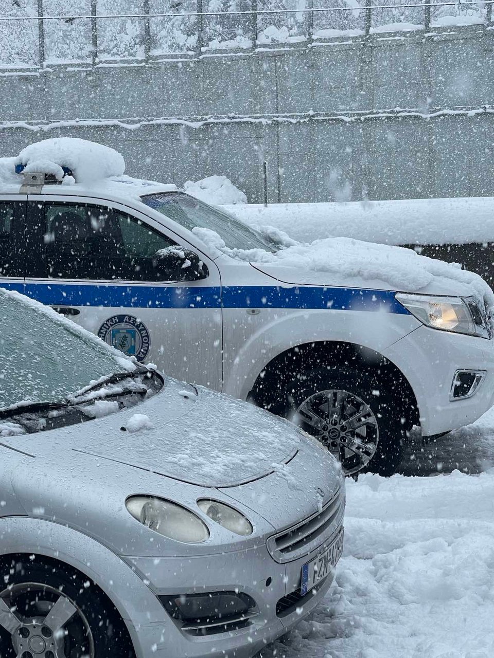 Εγκλωβισμένα αυτοκίνητα στην Αττική Οδό λόγω του χιονιά