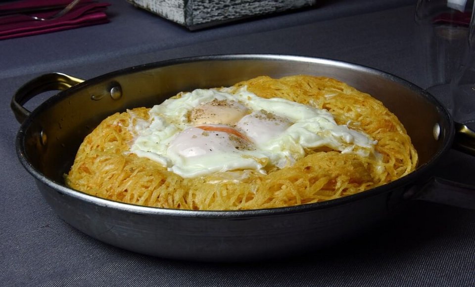 To δημοφιλές πιάτο «Αυγά με πατάτες» του εστιατορίου Basegrill στο Περιστέρι βασίζεται σε υλικά που έχουν αναζητηθεί σε όλη την Ελλάδα - Φωτογραφία: Basegrill/Instagram