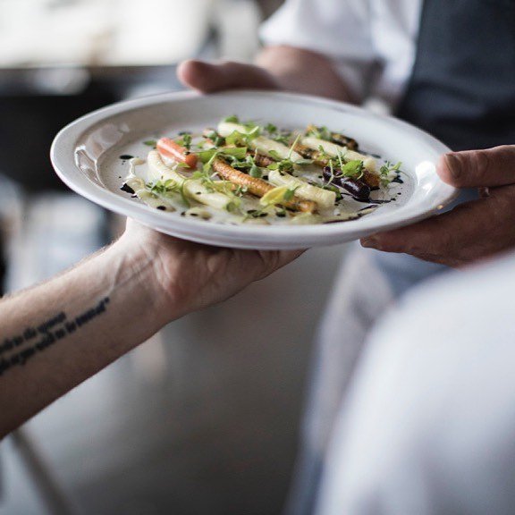 Πιάτο του Νταν Μπάρμπερ στο εστιατόριο Blue Hill at Stone Barns, το οποίο βασίζεται σε λαχανικά που καλλιεργούνται βιολογικά στη φάρμα του εστιατορίου - Φωτογραφία: Blue Hill at Stone Barns/Instagram